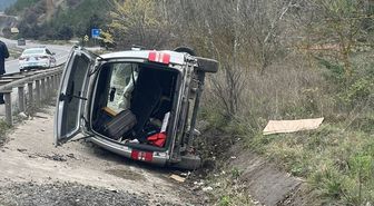 Bilecik'te hafif ticari aracın yol kenarına devrildiği kazada 2 kişi yaraladı