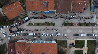 Bilecik'te iki asırlık 'şeker dağıtma' geleneğiyle büyükler çocukların yüzünü güldürüyor