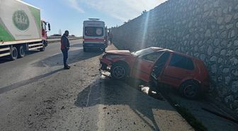 Bilecik'te kontrolden çıkan otomobil duvara çarptı