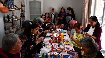 Bilecik'te LÖSEV gönüllüleri seramik boyama etkinliğinde buluştu