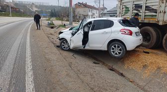Bilecik'te park halindeki tıra çarpan otomobilin sürücü yaralandı