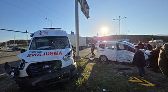 Bingöl'de ambulans ile hafif ticari aracın çarpıştığı kaza kamerada