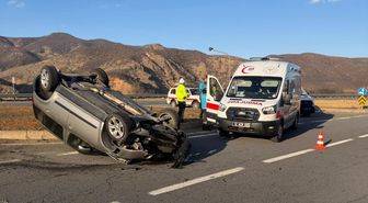 Bingöl'de devrilen otomobildeki 2 kişi yaralandı
