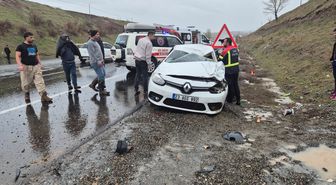 Bingöl'de devrilen otomobildeki 3 kişi yaralandı