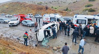 Bingöl'de devrilen otomobildeki 4 kişi yaralandı