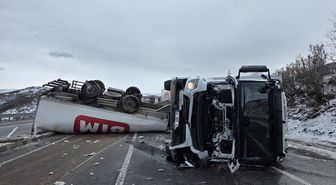 Bingöl'de devrilen tırın sürücüsü yaralandı