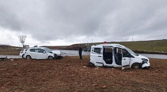 Bingöl'de hafif ticari araç ile otomobil çarpıştı, 13 kişi yaralandı