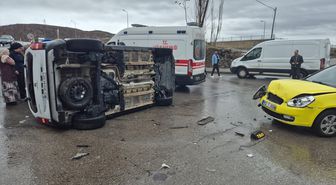 Bingöl'de hafif ticari araç ile taksinin çarpıştığı kazada 5 kişi yaralandı