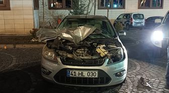Bingöl'de kontrolden çıkarak 3 araca çarpan otomobildeki 4 kişi yaralandı