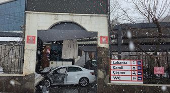 Bingöl'de kontrolden çıkarak lokantaya giren otomobildeki 5 kişi yaralandı