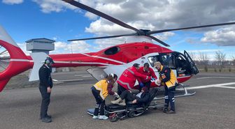 Bingöl'de yolu kardan kapanan mezradaki hasta helikopter ambulansla hastaneye ulaştırıldı