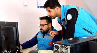 Bitlis Sağlık Müdürü Ergene ile sağlık çalışanları 101 yaşındaki hastayı evinde ziyaret etti