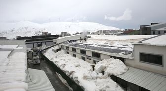Bitlis'te fabrikanın çatısındaki yaklaşık 2 metrelik kar vince takılan aparatla temizlendi