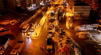 Bitlis'te kaldırım ve yol kenarlarındaki kar birikintileri temizlendi