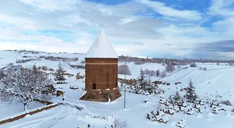 Bitlis'te tarihi yapılar karla kaplandı