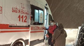 Bitlis'te yolu kardan kapanan köydeki hasta ekiplerce hastaneye ulaştırıldı