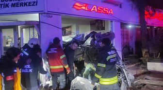 Bodrum'da kontrolden çıkıp iş yerine giren otomobildeki 3 kişi yaralandı