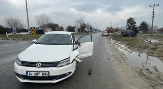 Bolu'da iki otomobilin çarpışması sonucu 3 kişi yaralandı