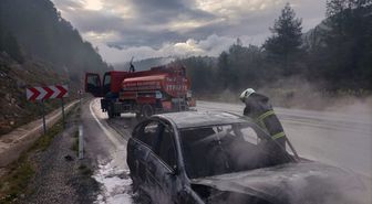 Bucak'ta çıkan yangında otomobil kullanılamaz hale geldi