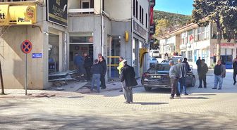 Burdur'da 3 araca ve bir iş yerine çarpan kamyonetin sürücüsü öldü