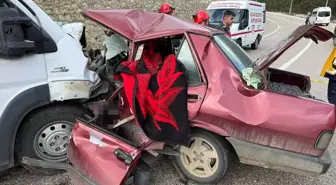 Burdur'da minibüsle otomobilin çarpıştığı kazada 2 kişi öldü, 4 kişi yaralandı