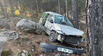 Burdur'da ormanlık alana devrilen araçtaki 3 kişi yaralandı