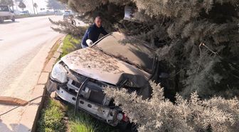 Bursa'da ağaca çarpan otomobilin sürücüsü yaralandı