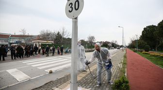 Bursa'da akıma kapılma riskine karşı geliştirilen boya elektrik direklerine uygulanıyor