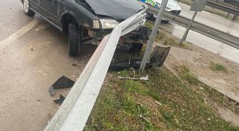 Bursa'da bariyere çarpan otomobilin sürücüsü yaralandı