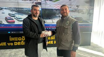 Bursa'da belediye personeli yolda bulduğu 200 bin lirayı sahibine ulaştırdı