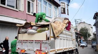 Bursa'da bir evden 4 kamyon çöp çıkartıldı