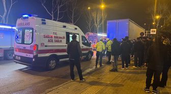 Bursa'da bir otomobile ve tıra çarpan otomobilin sürücüsü yaralandı