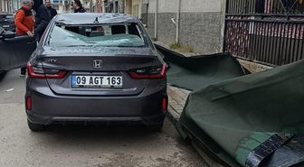 Bursa'da lodosun uçurduğu çatı parçası park halindeki araçta hasar oluşturdu