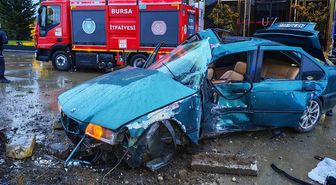 Bursa'da otomobil reklam panosuna çarptı, 1 kişi öldü, 2 kişi yaralandı
