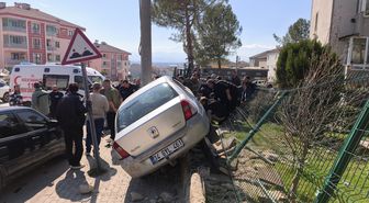 Bursa'da park halindeyken hareket eden otomobilin çarptığı çocuk öldü, dedesi ve kardeşi yaralandı