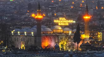Bursa'da tarihi Ulu Cami'nin 'Kul hakkından sakın' yazılı mahyası yakıldı