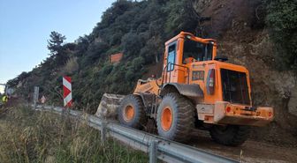 Bursa'da toprak kaymasının olduğu Mudanya-Altıntaş sahil yolunda çalışmalar sürüyor