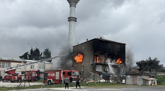 Büyükçekmece'de 3 katlı binada çıkan yangın söndürüldü