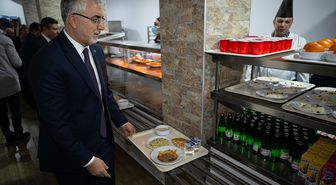 Çalışma ve Sosyal Güvenlik Bakanı Işıkhan, ilk iftarını fabrika işçileriyle yaptı Açıklaması