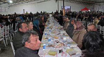 Çanakkale'nin Evreşe beldesinde vatandaşlar 2 bin kişilik iftar programında buluştu