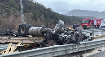 Çankırı'da devrilen tırın sürücüsü yaşamını yitirdi