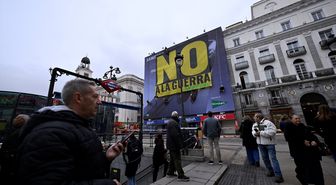 Çevre örgütü Greenpeace Madrid'in merkezinde 'Savaşa hayır' pankartı açtı