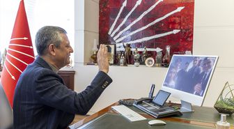CHP Genel Başkanı Özel, fırtınada Atatürk büstünü koruyan Adanalı gençlerle görüntülü konuştu