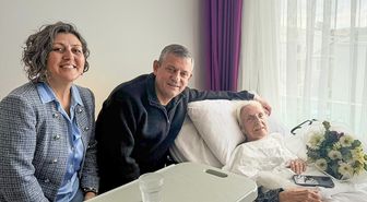 CHP Genel Başkanı Özel, ilkokul öğretmenini ziyaret etti