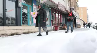 Çiçekçilerin Kars ve Ardahan'da dondurucu soğuğa rağmen 'Sevgililer Günü' mesaisi sürüyor
