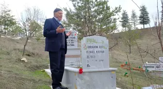 Çorum'da 84 yaşındaki İbrahim Kayar 10 yıl önce yitirdiği eşinin mezarına her 14 Şubat'ta kırmızı gülle gidiyor