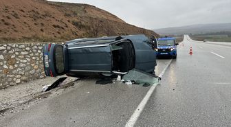 Çorum'da devrilen otomobildeki 5 kişi yaralandı
