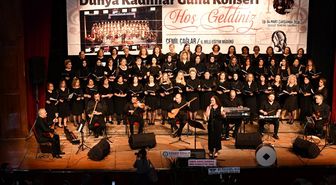 Çorum'da ev hanımlarının kurduğu 'Sahnenin Sultanları Korosu' konser verdi