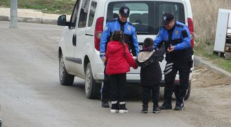 Çorum'da polis ayakkabıları eskiyen iki çocuğa bot hediye etti