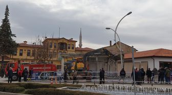 Çorum'da 'Tarihi Kent Meydanı Projesi'nde kamulaştırılan son yapının yıkımına başlandı